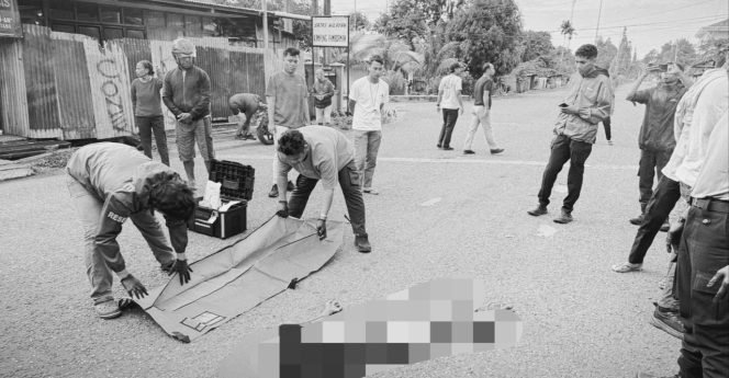 
					⁠Petugas melakukan evakuasi terhadap korban yang ditemukan meninggal dunia di Jalan Hang Tuah, Serui.
Foto:Ainun Faathirjal/kabarpapua.co
