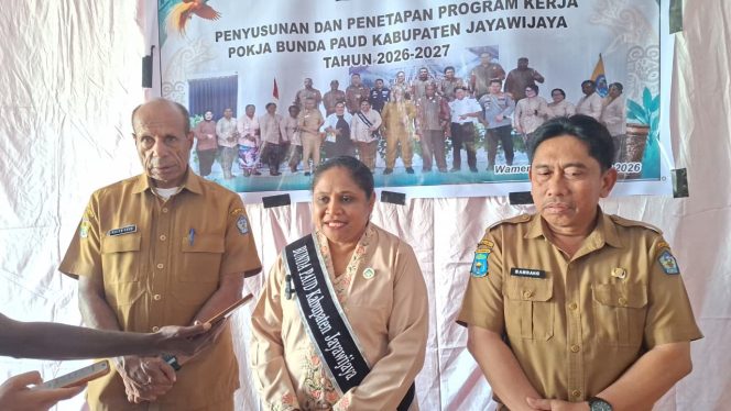 
					Ketua Tim Penggerak PKK sekaligus Bunda PAUD Kabupaten Jayawijaya, Ny. dr. Idawati Waromi Murip, Sp.KK (tengah) bersama pimpinan OPD. Foto: Kominfo Jayawijaya 