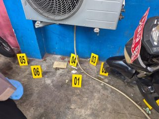 Olah TKP yang dilakukan kepolisian usai Kantor Komas HAM Papua dilempar bom molotov. Foto: ist