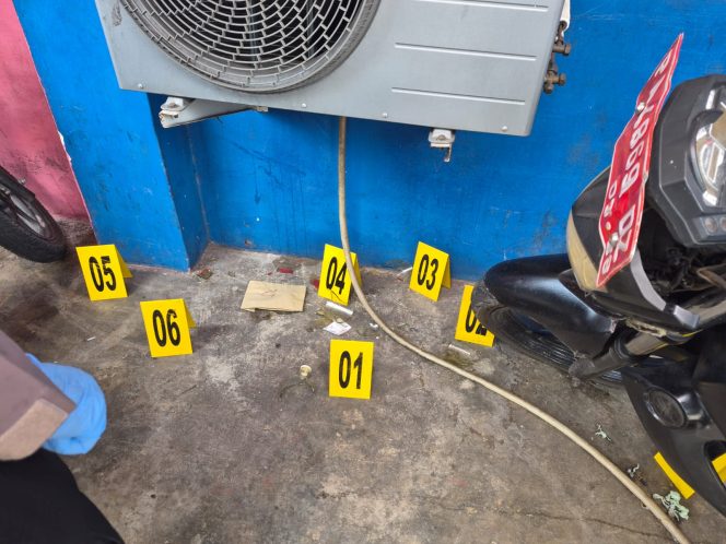 
					Olah TKP yang dilakukan kepolisian usai Kantor Komas HAM Papua dilempar bom molotov. Foto: ist
