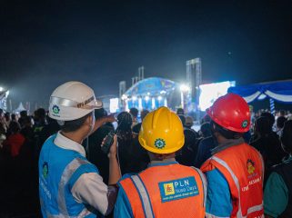 Personel siaga PLN melakukan pengamanan dan pemantauan kelistrikan selama penyelenggaraan Festival Danau Sentani 2026 untuk memastikan pasokan listrik tetap andal. Foto: PLN Papua