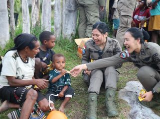 Sapaan humanis Satgas Damai Cartenz di Sinak, Kabupaten Puncak, Papua Tengah. Foto: Satgas Damai Cartenz
