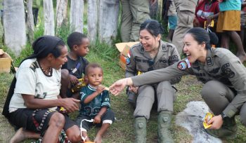 Sapaan humanis Satgas Damai Cartenz di Sinak, Kabupaten Puncak, Papua Tengah. Foto: Satgas Damai Cartenz