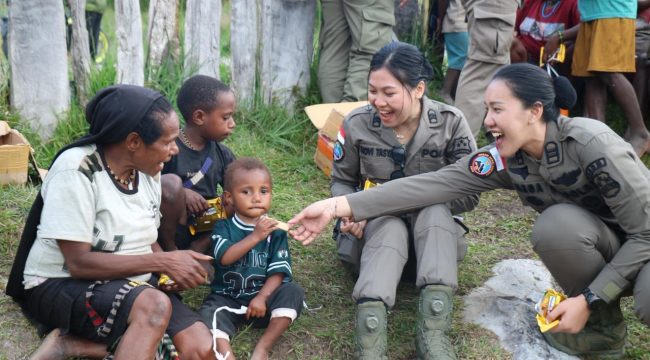 Sapaan humanis Satgas Damai Cartenz di Sinak, Kabupaten Puncak, Papua Tengah. Foto: Satgas Damai Cartenz