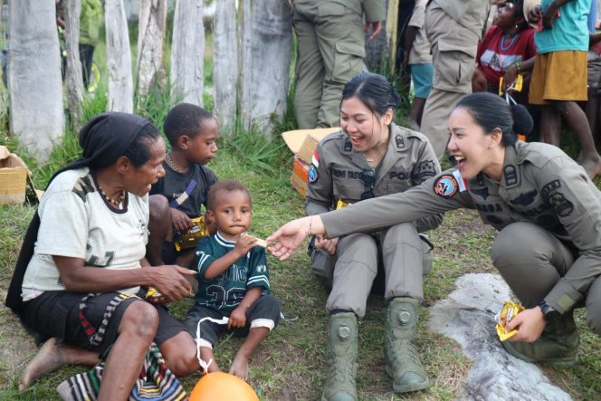 
					Sapaan humanis Satgas Damai Cartenz di Sinak, Kabupaten Puncak, Papua Tengah. Foto: Satgas Damai Cartenz