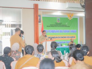Assisten III Sekda Papua Tengah, Bidang Administrasi Umum, Victor Fun membuka Pembinaan Ibu Rumah Tangga dan Membangun Ekonomi Keluarga UKM, bertempat di Hotel JDF Nabire, Senin, 21 September 2026. Foto: Agis Pranoto/KabarPapua.co