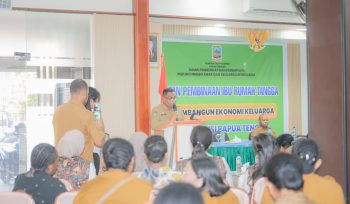 Assisten III Sekda Papua Tengah, Bidang Administrasi Umum, Victor Fun membuka Pembinaan Ibu Rumah Tangga dan Membangun Ekonomi Keluarga UKM, bertempat di Hotel JDF Nabire, Senin, 21 September 2026. Foto: Agis Pranoto/KabarPapua.co