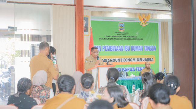 Assisten III Sekda Papua Tengah, Bidang Administrasi Umum, Victor Fun membuka Pembinaan Ibu Rumah Tangga dan Membangun Ekonomi Keluarga UKM, bertempat di Hotel JDF Nabire, Senin, 21 September 2026. Foto: Agis Pranoto/KabarPapua.co