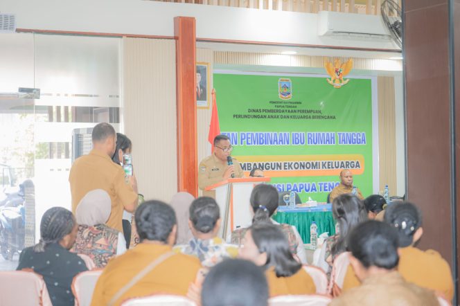 
					Assisten III Sekda Papua Tengah, Bidang Administrasi Umum, Victor Fun membuka Pembinaan Ibu Rumah Tangga dan Membangun Ekonomi Keluarga UKM, bertempat di Hotel JDF Nabire, Senin, 21 September 2026. Foto: Agis Pranoto/KabarPapua.co