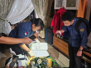 Penggeledahan rumah mantan Sekwan DPR Papua, JJW terkait dugaan korupsi perjalanan dinas DPRP. Foto: Kejaksaan Papua.