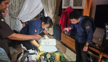 Penggeledahan rumah mantan Sekwan DPR Papua, JJW terkait dugaan korupsi perjalanan dinas DPRP. Foto: Kejaksaan Papua.