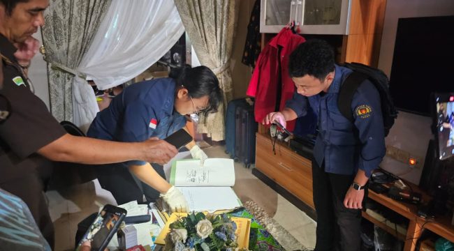 Penggeledahan rumah mantan Sekwan DPR Papua, JJW terkait dugaan korupsi perjalanan dinas DPRP. Foto: Kejaksaan Papua.
