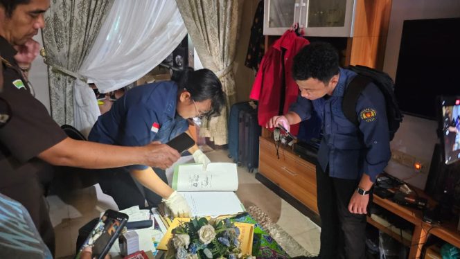 
					Penggeledahan rumah mantan Sekwan DPR Papua, JJW terkait dugaan korupsi perjalanan dinas DPRP. Foto: Kejaksaan Papua.