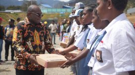 Gubernur Papua Tengah, Meki Nawipa menyerahkan 20 laptop kepada para siswa di Ilaga. Foto: Diskominfo Puncak 