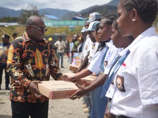 Gubernur Papua Tengah, Meki Nawipa menyerahkan 20 laptop kepada para siswa di Ilaga. Foto: Diskominfo Puncak 