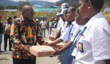 Gubernur Papua Tengah, Meki Nawipa menyerahkan 20 laptop kepada para siswa di Ilaga. Foto: Diskominfo Puncak 