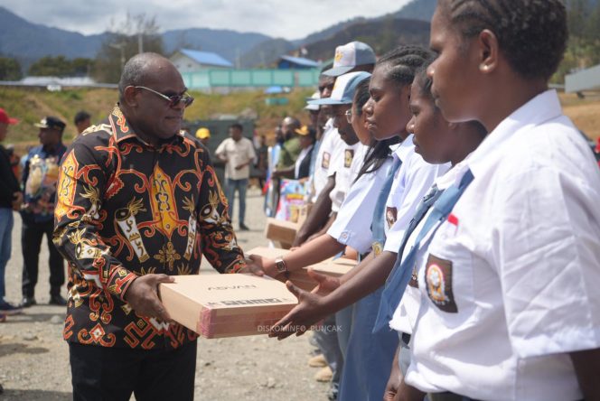 
					Gubernur Papua Tengah, Meki Nawipa menyerahkan 20 laptop kepada para siswa di Ilaga. Foto: Diskominfo Puncak 
