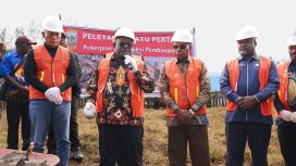 Gubernur Papua Tengah, Meki Nawipa disela-sela  peletakan batu pertama Sekolah Sepanjang Hari (SSH) di Kabupaten Puncak. Foto: Abeth You