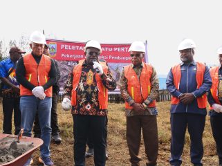 Gubernur Papua Tengah, Meki Nawipa disela-sela  peletakan batu pertama Sekolah Sepanjang Hari (SSH) di Kabupaten Puncak. Foto: Abeth You