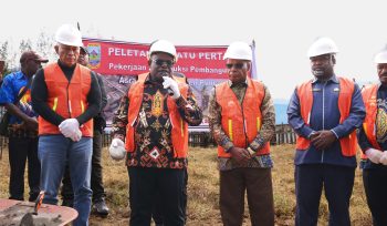 Gubernur Papua Tengah, Meki Nawipa disela-sela  peletakan batu pertama Sekolah Sepanjang Hari (SSH) di Kabupaten Puncak. Foto: Abeth You