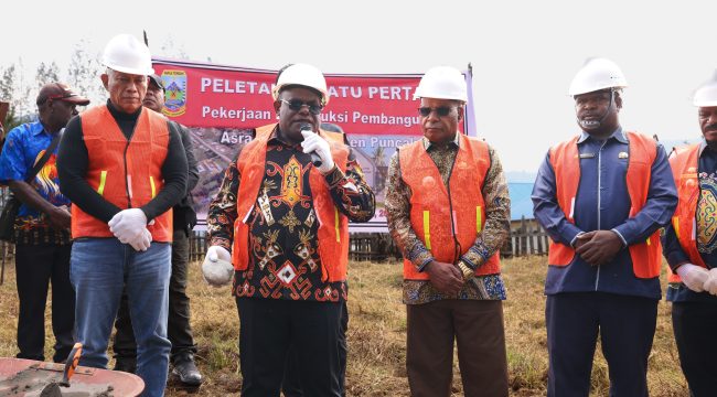 Gubernur Papua Tengah, Meki Nawipa disela-sela  peletakan batu pertama Sekolah Sepanjang Hari (SSH) di Kabupaten Puncak. Foto: Abeth You