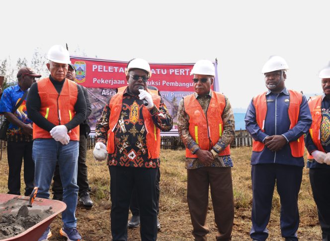 
					Gubernur Papua Tengah, Meki Nawipa disela-sela  peletakan batu pertama Sekolah Sepanjang Hari (SSH) di Kabupaten Puncak. Foto: Abeth You