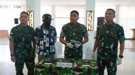 Kodam Cenderawasih menggelar keterangan pers satu keluarga eks OPM kembali ke NKRI. Foto: Pendam Cenderawasih.