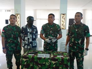 Kodam Cenderawasih menggelar keterangan pers satu keluarga eks OPM kembali ke NKRI. Foto: Pendam Cenderawasih.