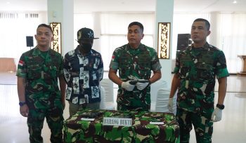 Kodam Cenderawasih menggelar keterangan pers satu keluarga eks OPM kembali ke NKRI. Foto: Pendam Cenderawasih.