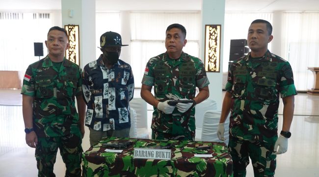 Kodam Cenderawasih menggelar keterangan pers satu keluarga eks OPM kembali ke NKRI. Foto: Pendam Cenderawasih.
