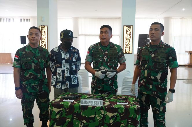 
					Kodam Cenderawasih menggelar keterangan pers satu keluarga eks OPM kembali ke NKRI. Foto: Pendam Cenderawasih.