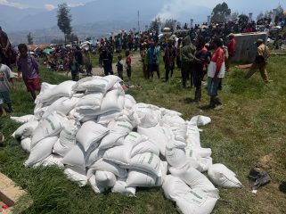 Masyarakat di 8 distrik di Kabupaten Puncak terdampak El Nino menerima bantuan beras dari pemerintah. Foto: Diskominfo Puncak 