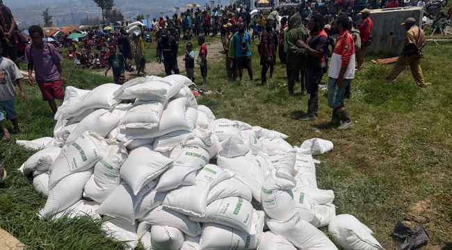 Masyarakat di 8 distrik di Kabupaten Puncak terdampak El Nino menerima bantuan beras dari pemerintah. Foto: Diskominfo Puncak 