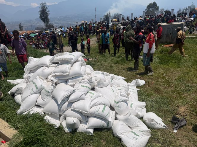 
					Masyarakat di 8 distrik di Kabupaten Puncak terdampak El Nino menerima bantuan beras dari pemerintah. Foto: Diskominfo Puncak 