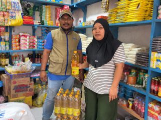 ⁠Penyaluran Minyakita di RPK Reskia, Pasar Aroro Iroro Serui. Foto: Ainun Faathirjal/Kabarpapua.co