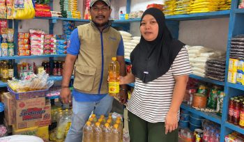 ⁠Penyaluran Minyakita di RPK Reskia, Pasar Aroro Iroro Serui. Foto: Ainun Faathirjal/Kabarpapua.co