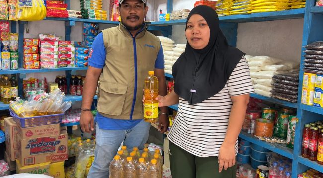 ⁠Penyaluran Minyakita di RPK Reskia, Pasar Aroro Iroro Serui. Foto: Ainun Faathirjal/Kabarpapua.co