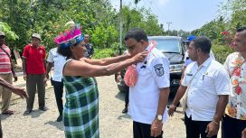 Bupati Kepulauan Yapen Benyamin Arisoy saat tiba Kampung Woda, Distrik Raimbawi.
Foto: Humas Pemkab Yapen 