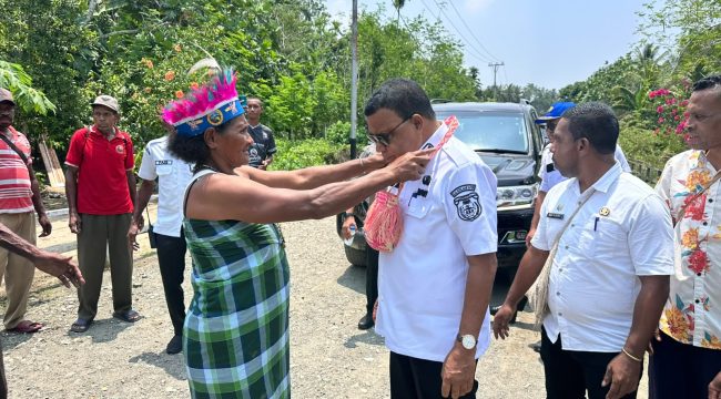 Bupati Kepulauan Yapen Benyamin Arisoy saat tiba Kampung Woda, Distrik Raimbawi.
Foto: Humas Pemkab Yapen 