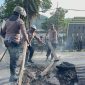 Pembersihan sisa pembakaran ban yang dilakukan oleh pendemo dari kampus USTJ. Foto: Humas Polresta Jayapura Kota