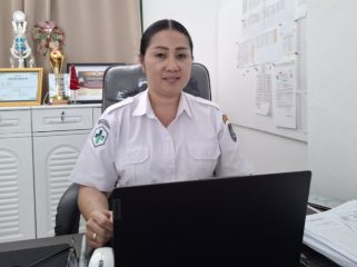 Kepala Puskesmas Serui Kota dr. Agnes Irayne Lakoy saat ditemui di ruang kerjanya. (KabarPapua.co/Ainun Faathirjal)