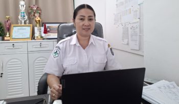 Kepala Puskesmas Serui Kota dr. Agnes Irayne Lakoy saat ditemui di ruang kerjanya. (KabarPapua.co/Ainun Faathirjal)