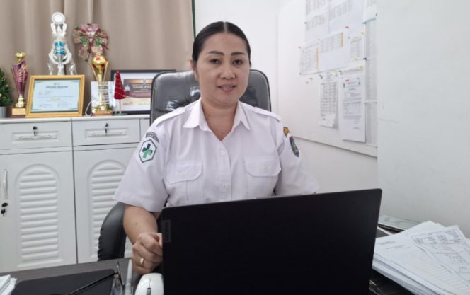 
					Kepala Puskesmas Serui Kota dr. Agnes Irayne Lakoy saat ditemui di ruang kerjanya. (KabarPapua.co/Ainun Faathirjal)