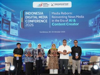 Wakil Ketua Umum AMSI, Citra Dyah Prastuti, Kepala UPT Pengembangan Mutu Produk Industri-Teknologi Kreatif Surabaya Fitri Arishanty Hamsy, Staf Ahli Bidang Riset Pendidikan dan Hubungan Kelembagaan Kementerian Ekonomi Kreatif Dian Permanasari, Founder dan Owner Namira Ecoprint Yayuk Eko Agustin, Editor-in-Chief Good News From Indonesia (GNFI) Akhyari Hananto, dan Wakil Ketua Umum AMSI, Upi Asmaradhana berfoto bersama setelah selesai Panel 3 dalam rangkaian Indonesia Digital Media Conference (IDMC) 2026, di Hotel Shangri-La, Surabaya, Jawa Timur, Rabu 28 Oktober 2026. (Foto dok: AMSI)