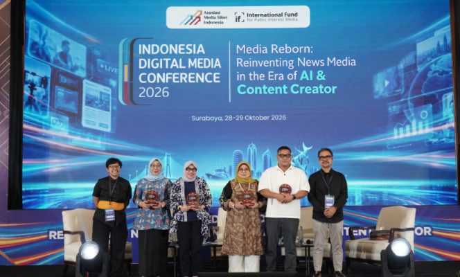
					Wakil Ketua Umum AMSI, Citra Dyah Prastuti, Kepala UPT Pengembangan Mutu Produk Industri-Teknologi Kreatif Surabaya Fitri Arishanty Hamsy, Staf Ahli Bidang Riset Pendidikan dan Hubungan Kelembagaan Kementerian Ekonomi Kreatif Dian Permanasari, Founder dan Owner Namira Ecoprint Yayuk Eko Agustin, Editor-in-Chief Good News From Indonesia (GNFI) Akhyari Hananto, dan Wakil Ketua Umum AMSI, Upi Asmaradhana berfoto bersama setelah selesai Panel 3 dalam rangkaian Indonesia Digital Media Conference (IDMC) 2026, di Hotel Shangri-La, Surabaya, Jawa Timur, Rabu 28 Oktober 2026. (Foto dok: AMSI)