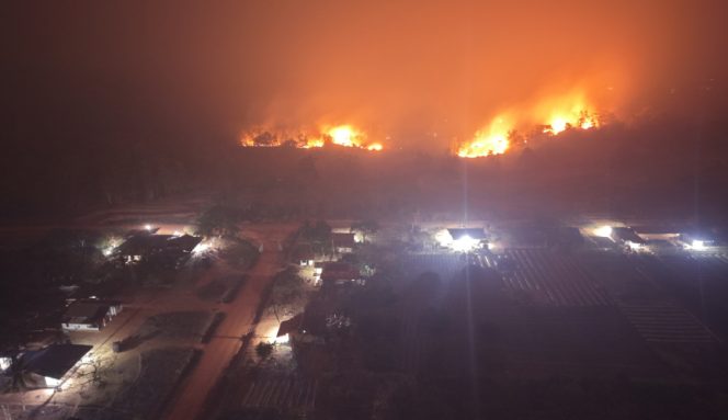 
					Api karhutla di Kampung Bupul Indah, Distrik Elikobel, Kabupaten Merauke, semakin mengancam keselamatan warga dan sumber penghidupannya. (Foto dok: TEP UGM)