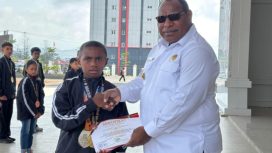 Bupati Jayawijaya, Atenius Murip saat memberikan sertifikat kepada para atlet Taekwondo Kabupaten Jayawijaya di  Kantor Bupati Jayawijaya. (KabarPapua.co/Agris Wistrijaya)
