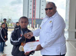 Bupati Jayawijaya, Atenius Murip saat memberikan sertifikat kepada para atlet Taekwondo Kabupaten Jayawijaya di  Kantor Bupati Jayawijaya. (KabarPapua.co/Agris Wistrijaya)