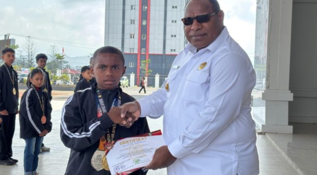 Bupati Jayawijaya, Atenius Murip saat memberikan sertifikat kepada para atlet Taekwondo Kabupaten Jayawijaya di  Kantor Bupati Jayawijaya. (KabarPapua.co/Agris Wistrijaya)