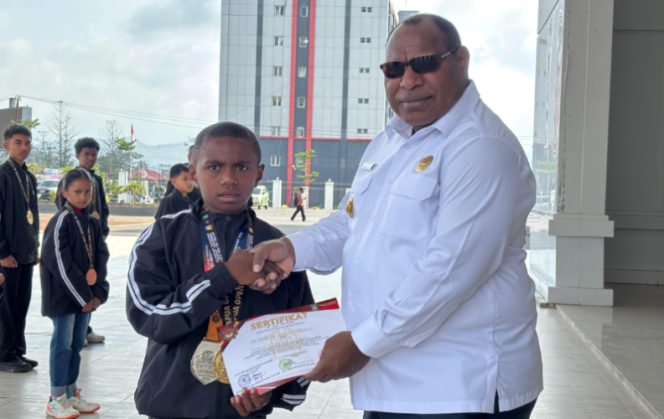 
					Bupati Jayawijaya, Atenius Murip saat memberikan sertifikat kepada para atlet Taekwondo Kabupaten Jayawijaya di  Kantor Bupati Jayawijaya. (KabarPapua.co/Agris Wistrijaya)